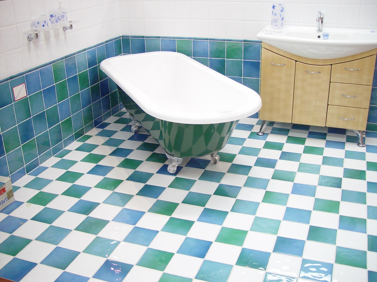 Clawfoot tub